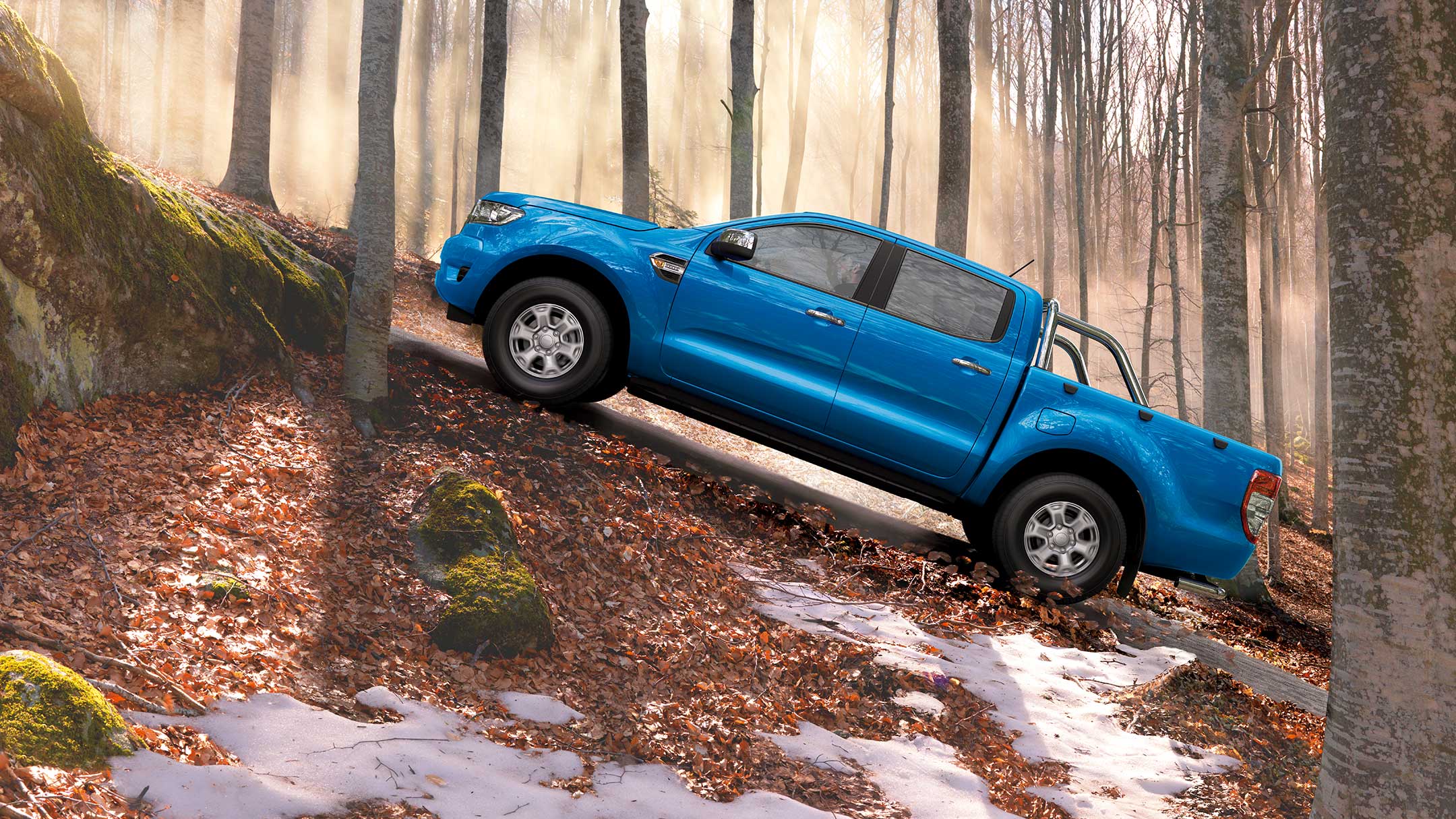 Ford Ranger Blau Seitenansicht parkt bergauf auf Forstweg
