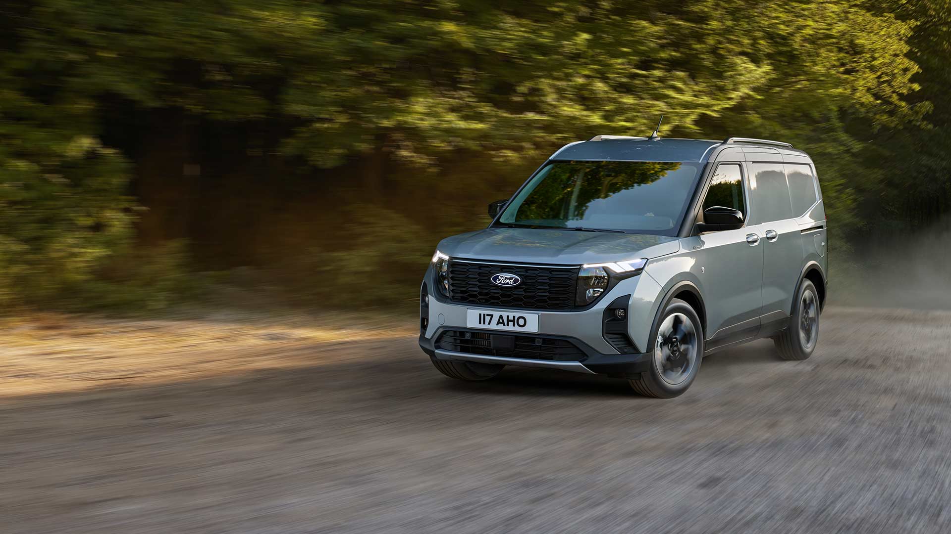 Neuer Ford Transit Courier in Fahrt