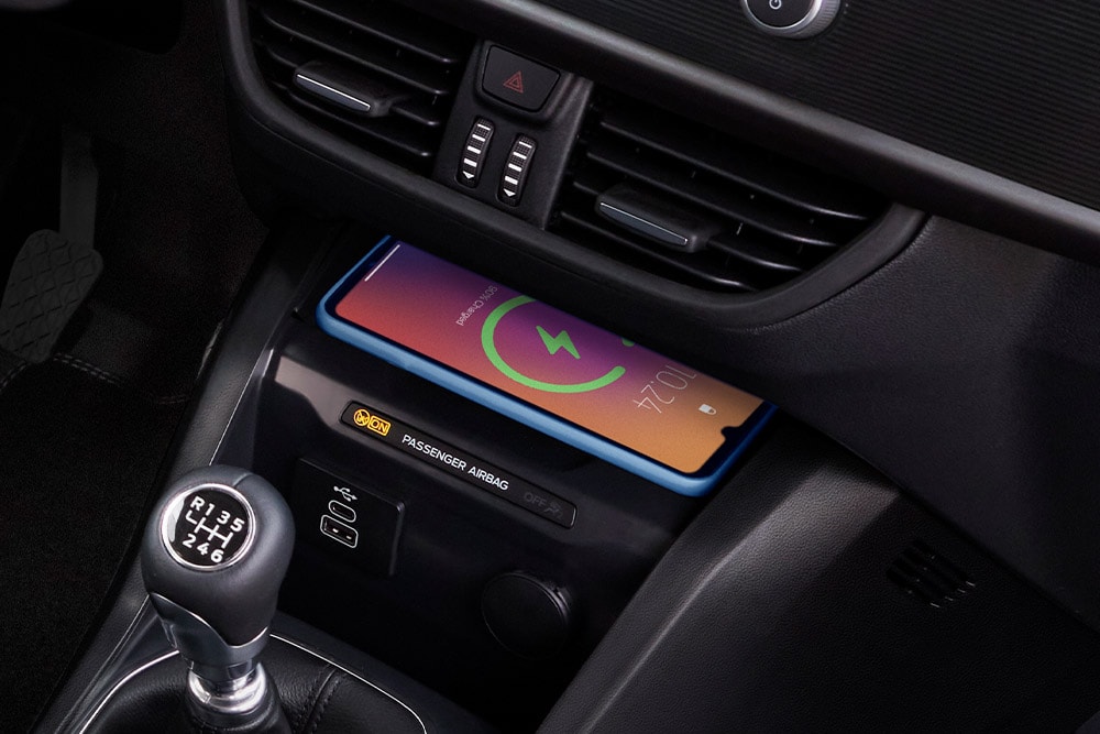 Drahtloses Laden eines Telefons im neuen Ford Transit Courier