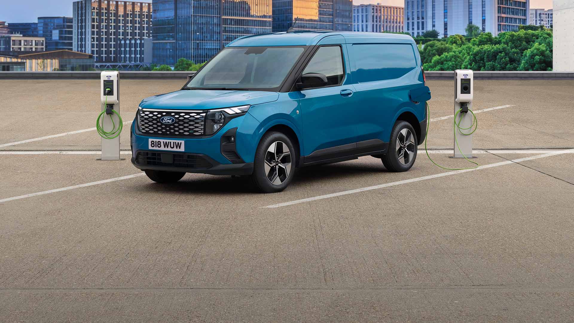 Der völlig neue E-Transit Courier wird aufgeladen