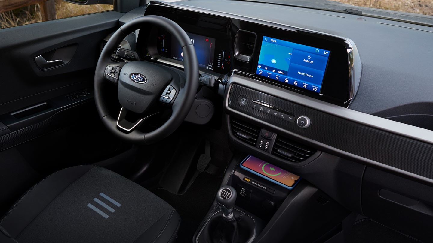 Ford Transit Courier mit eingeschaltetem SYNC-4-Display