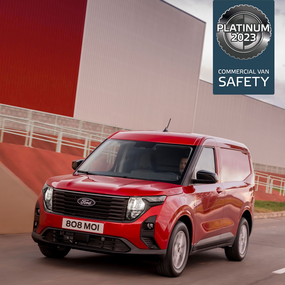 Neuer roter Ford Transit Courier Van in Fahrt