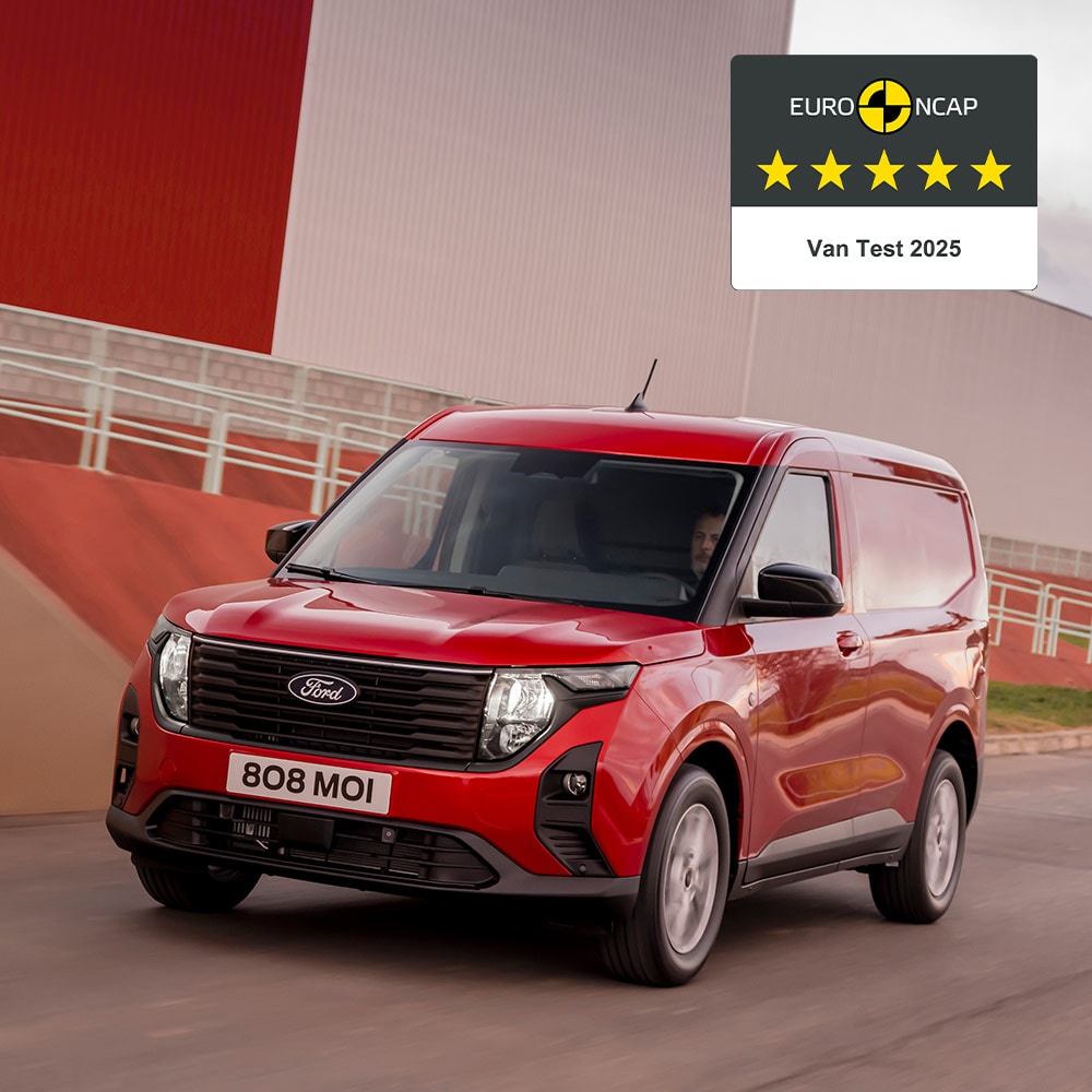 Neuer roter Ford Transit Courier Van in Fahrt