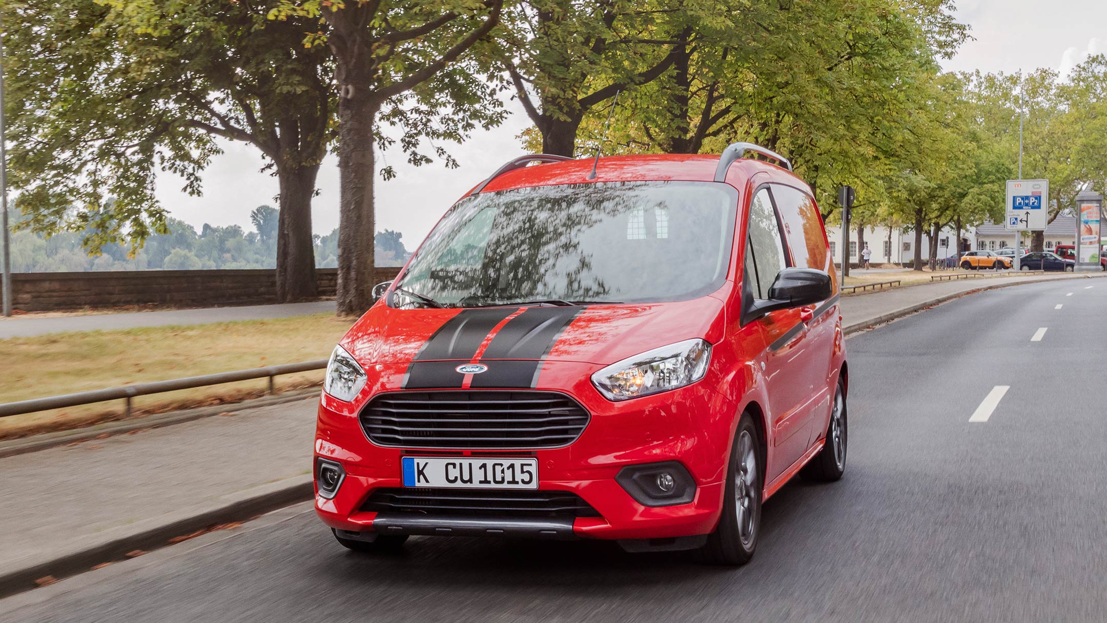 Ford Transit Courier Kastenwagen Rot ¾-Frontansicht in Bewegung auf Straße