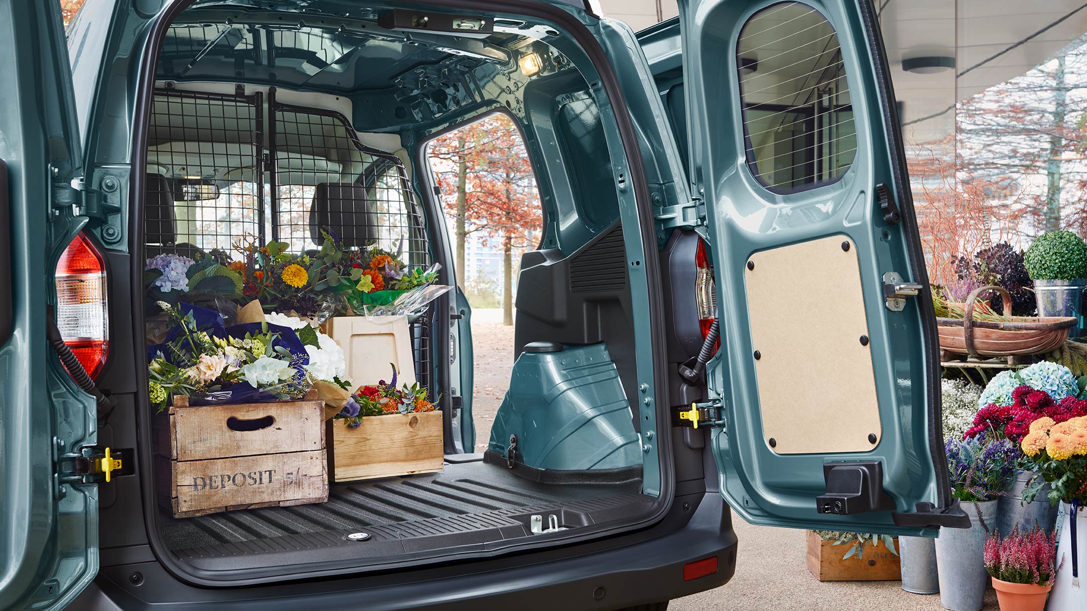 Ford Transit Courier Blau Heckansicht beladen geöffnete Hecktür und seitliche Schiebetür