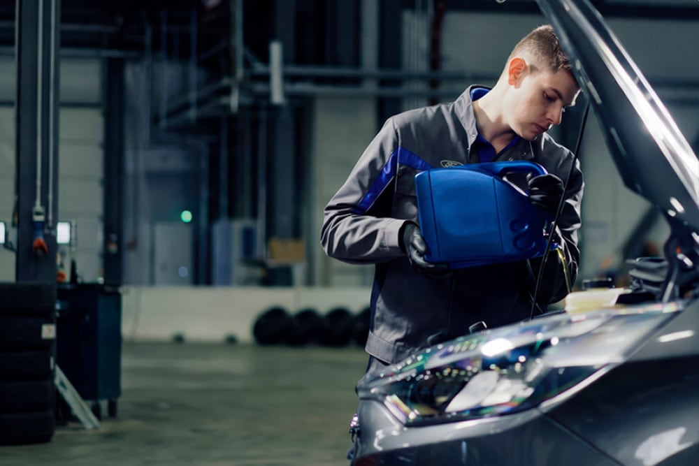 Nahaufnahme eines von Ford zertifizierten Technikers bei der Arbeit in einer Werkstatt.