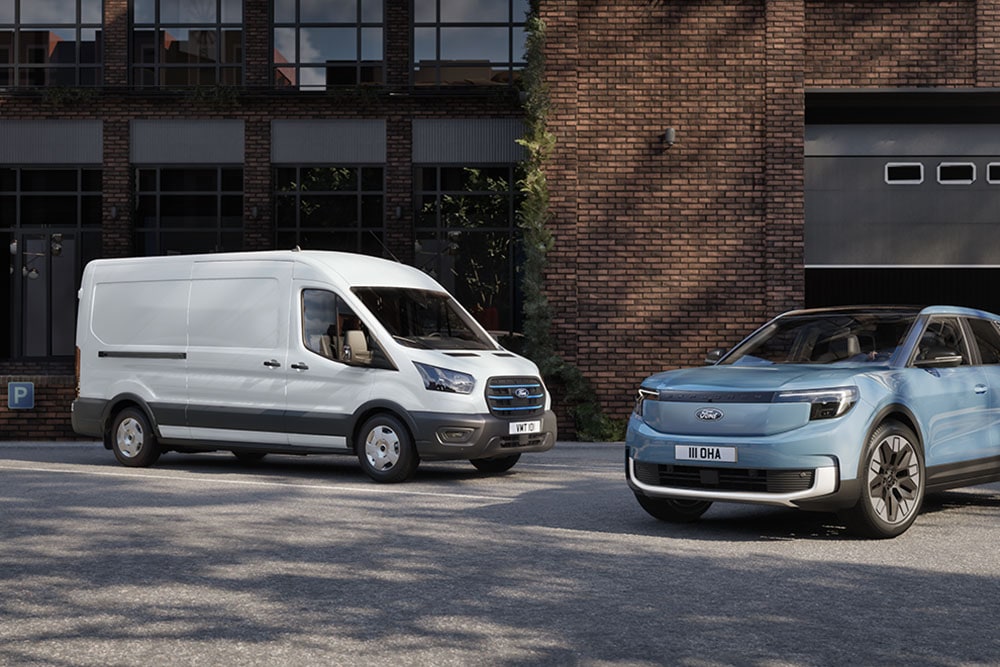 Zwei Ford Flottenfahrzeuge: ein weißer Ford Transit und ein hellblauer Ford Explorer.
