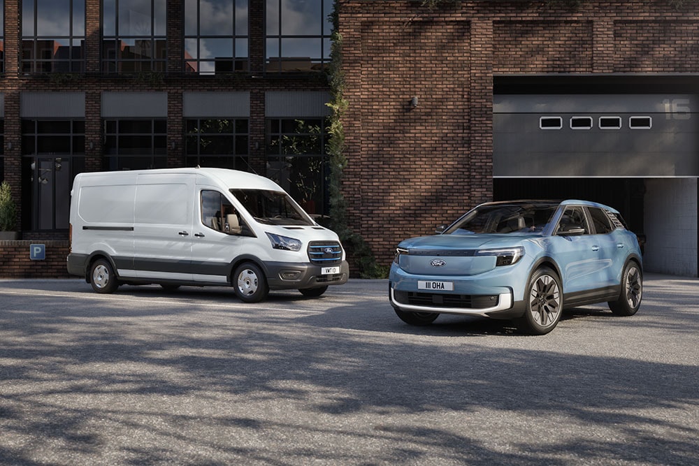 Zwei Ford Flottenfahrzeuge: ein weißer Ford Transit und ein hellblauer Ford Explorer.
