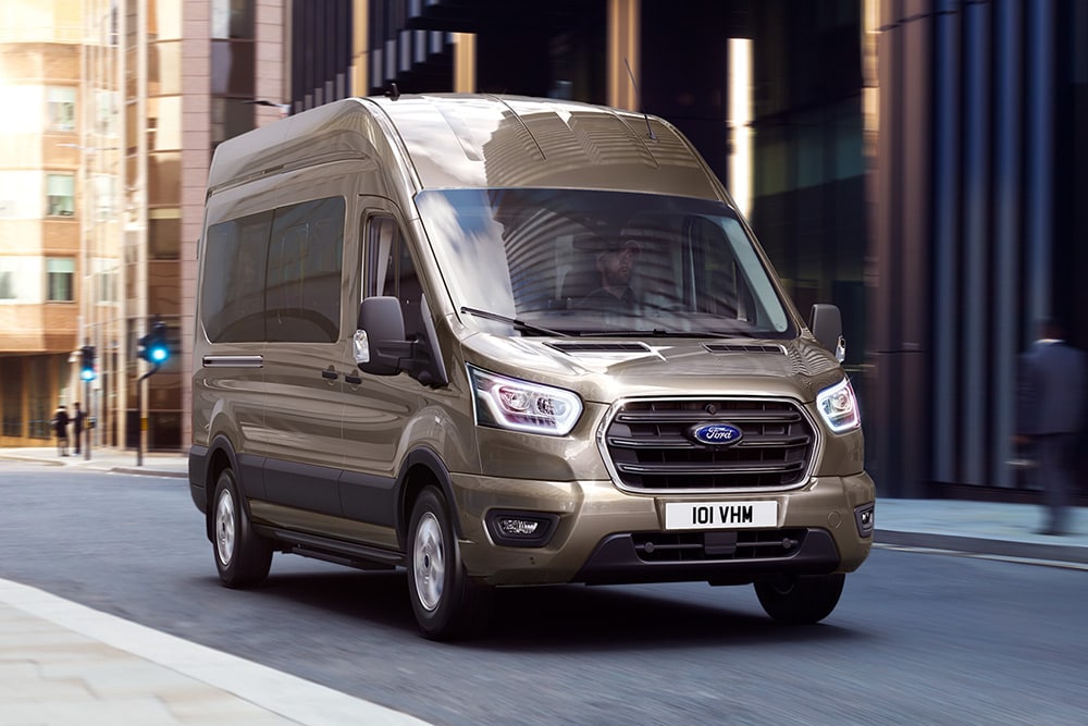 VIDEO - Vorteile der Ford Pro Software werden gezeigt, wobei die Funktionen und Einsatzmöglichkeiten des vollelektrischen E-Transit hervorgehoben werden.