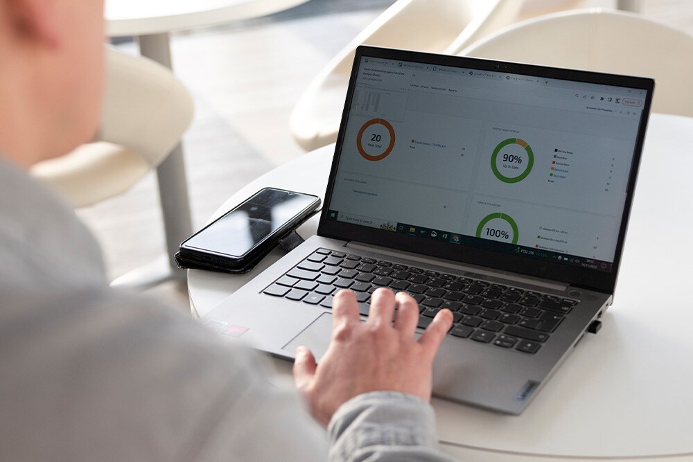 Ein Flottenmanager überprüft Ford Telematik auf seinem Laptop.