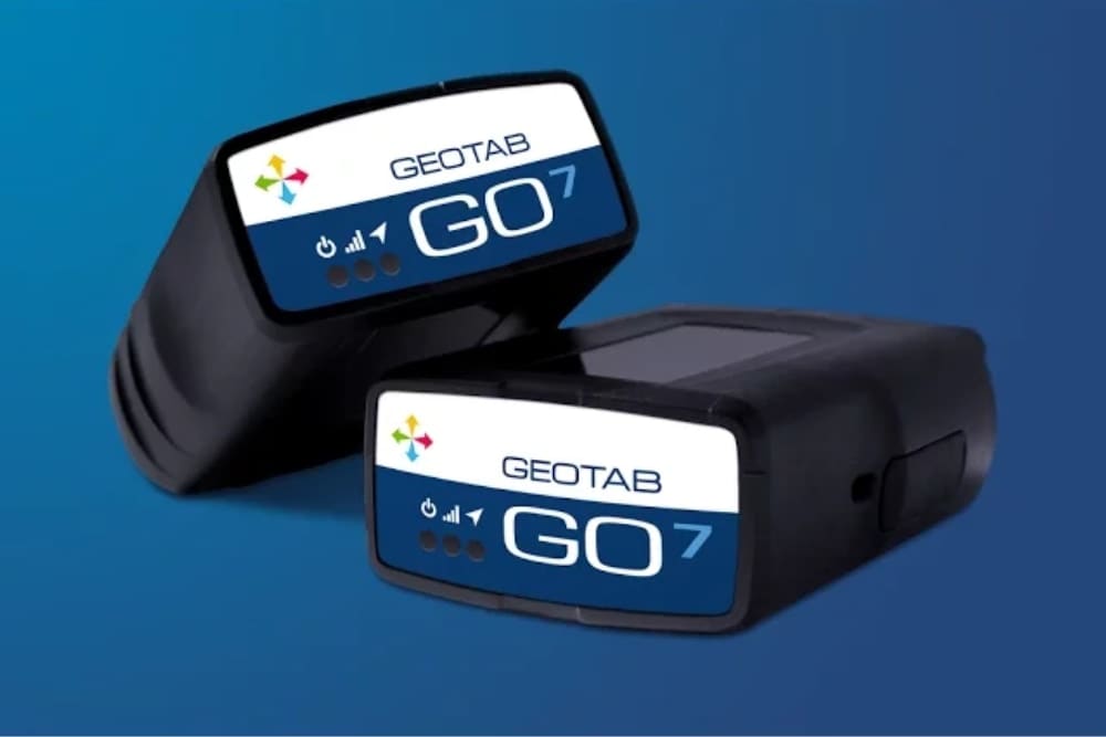 Nahaufnahme von zwei Geotab GO 7 GPS-Flottenortungsgeräten.