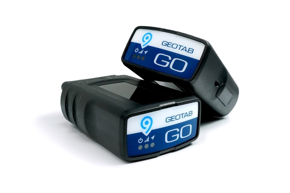 Nahaufnahme von zwei Geotab GO 9 GPS-Flottenortungsgeräten.
