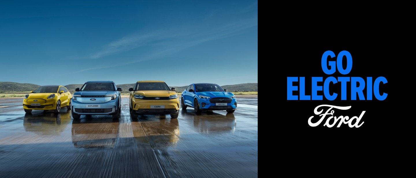 Der Ford Puma Gen-E, Ford Explorer, Ford Capri und Ford Mustang Mach-E stehen auf einer Landebahn, neben einer 'Go Electric' Grafik auf blauem Hintergrund.