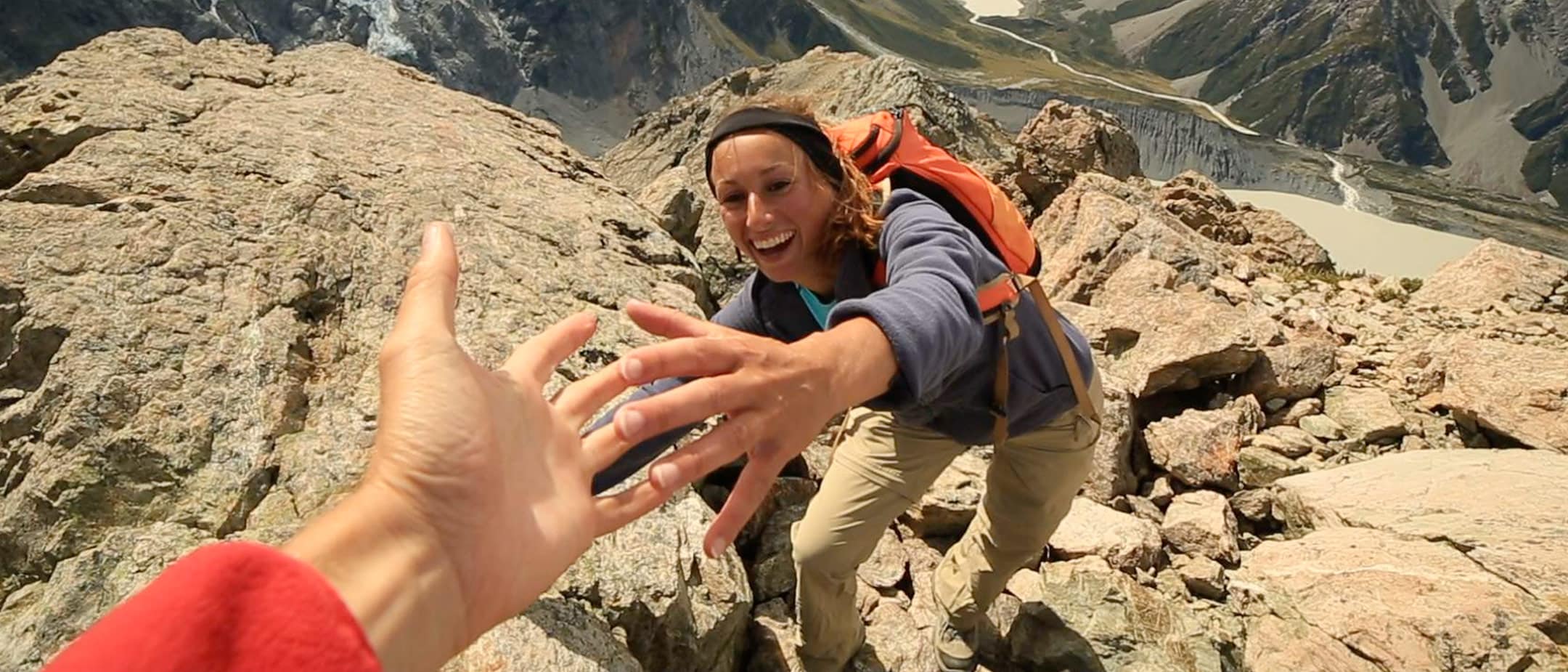 Frau streckt eine Hand aus