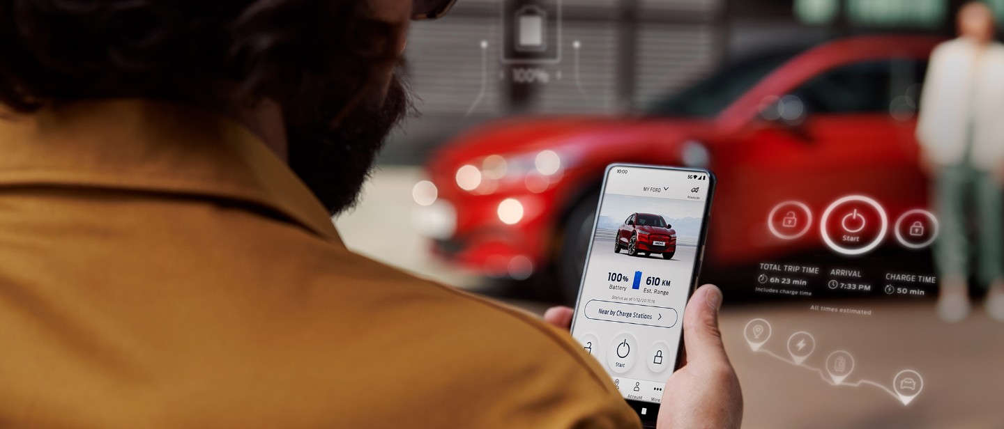 FordPass. Mann prüft den Ladestand seines Ford Mustang Mach-E über die FordPAss App