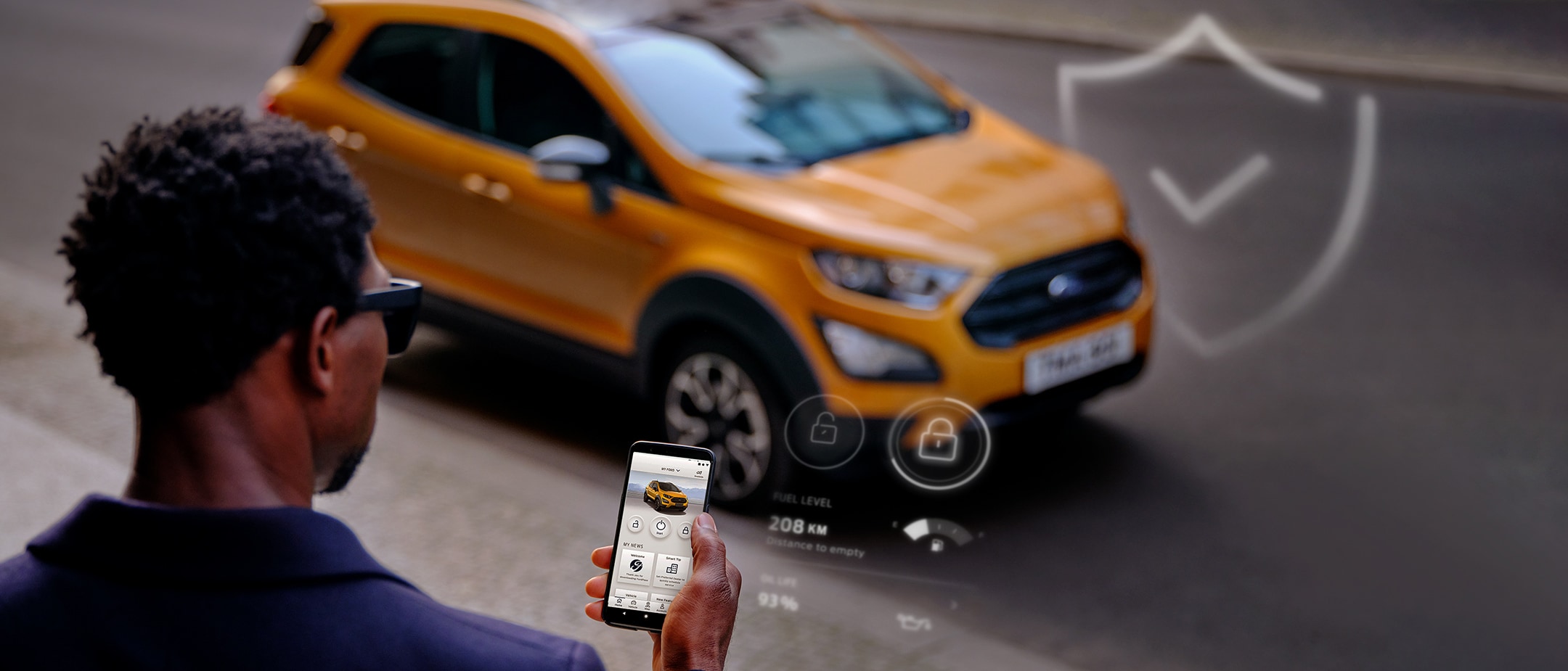 Mann mit Smartphone nutzt mobile App neben Ford EcoSport
