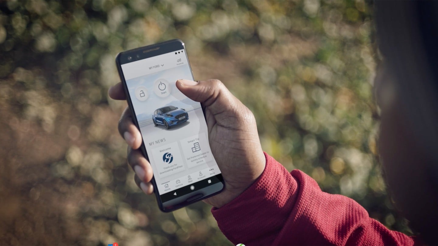 Hand hält Smartphone mit geöffneter FordPass App