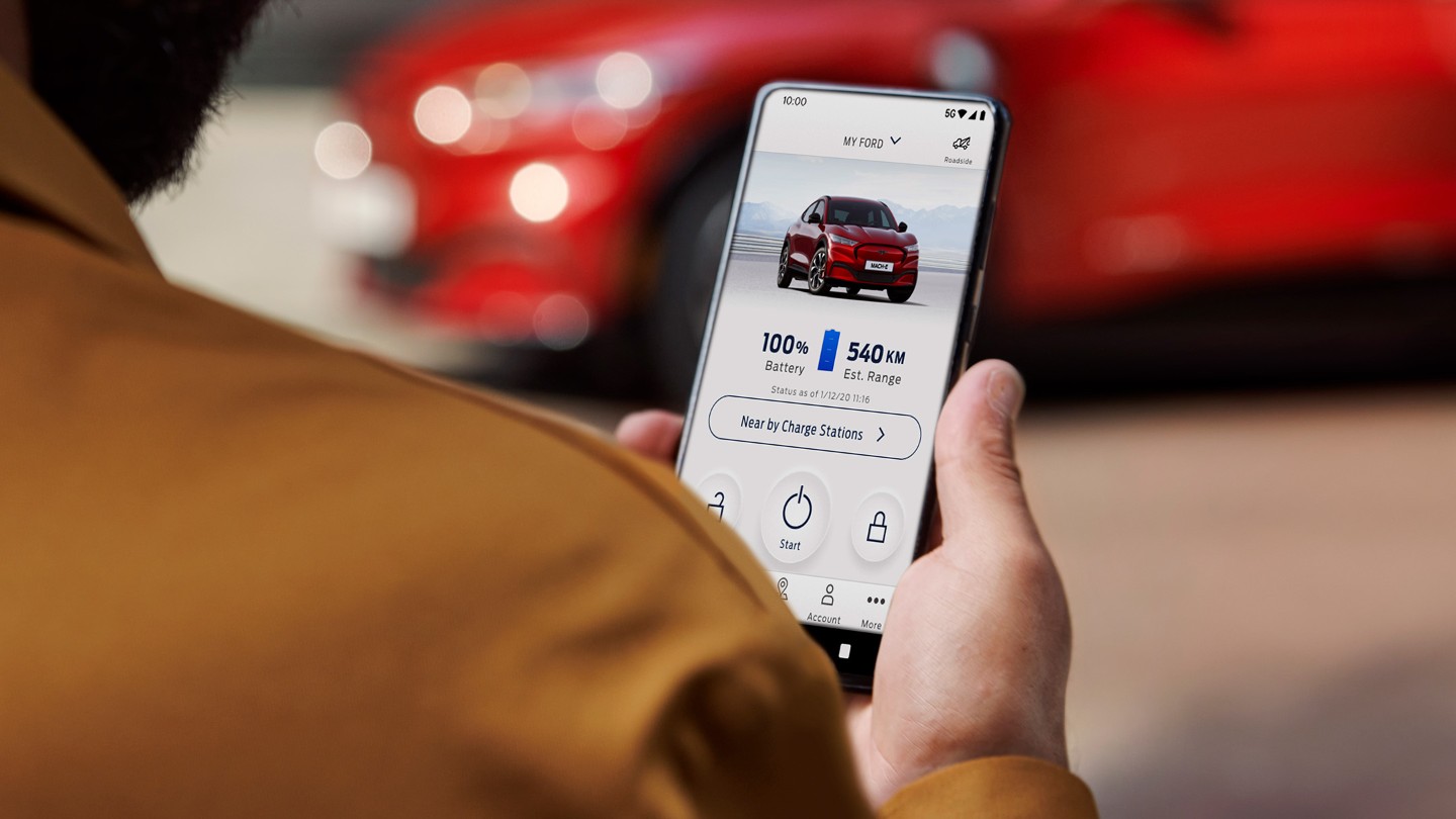 Eine Person, die sich die FordPass-App ansieht.