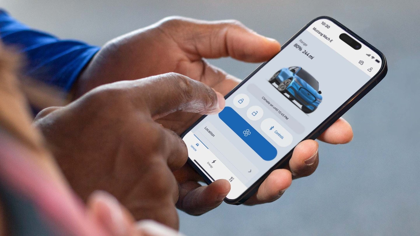 Hand hält Smartphone mit geöffneter FordPass App