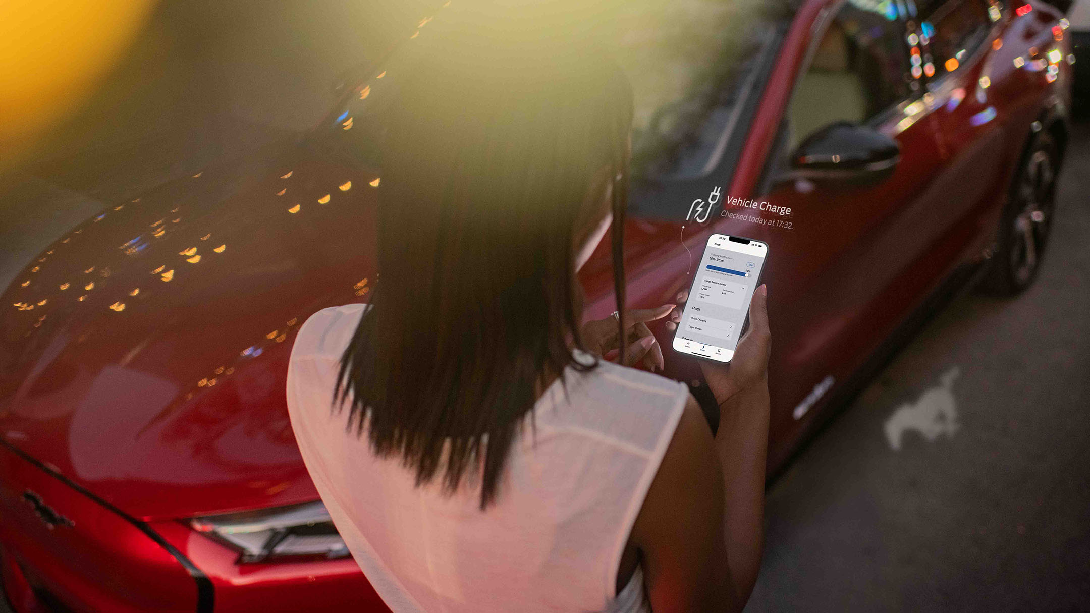 Person schaut auf Smartphone mit angezeigter Ford-App