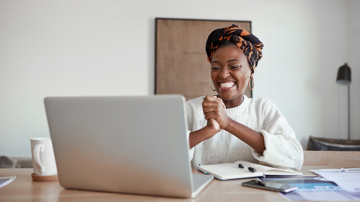 Frauen lachen, während sie auf Ford Laptop schauen
