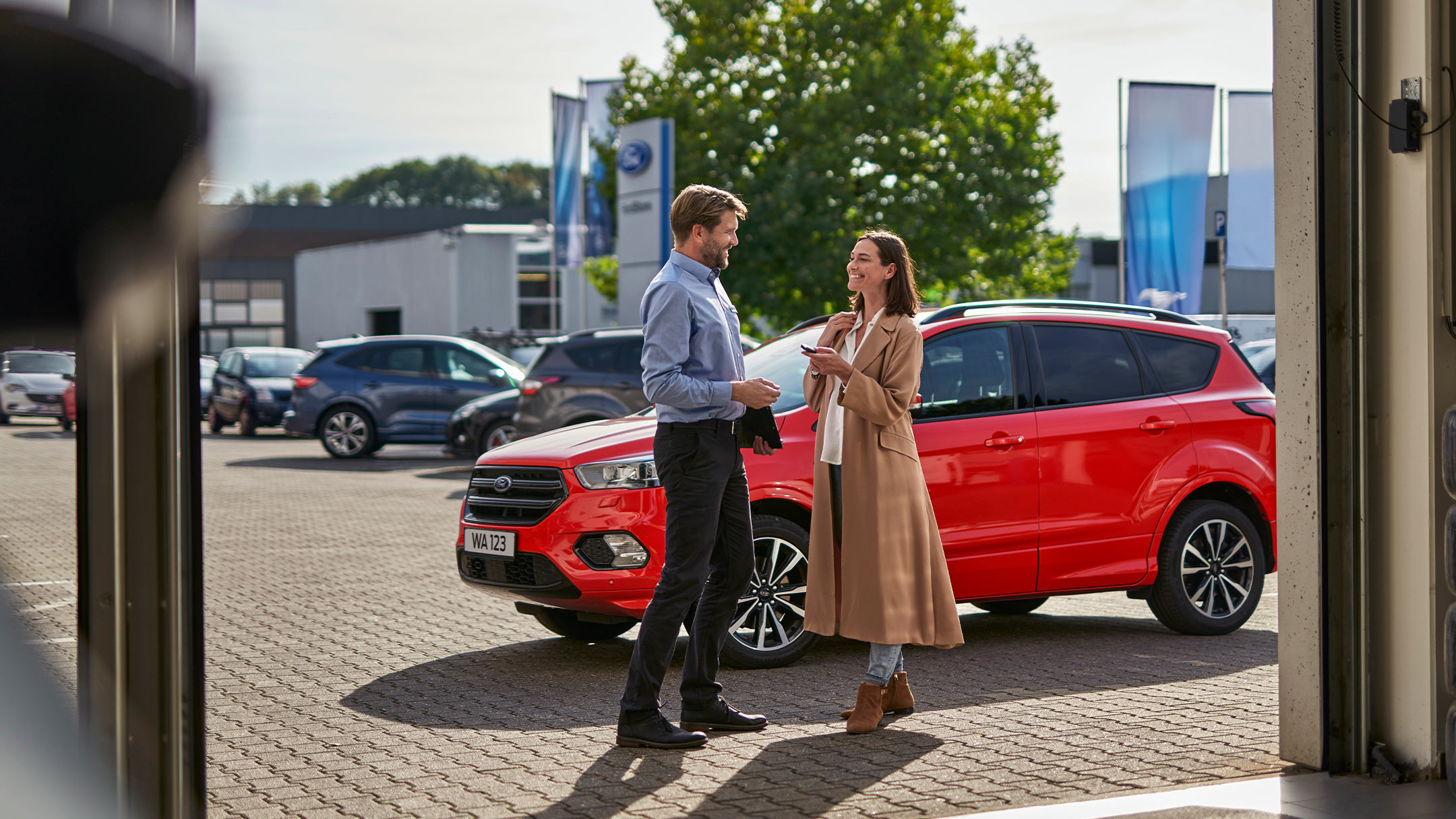 Ein Gespräch zwischen einer Kundin und einem Ford Service Experten bei einem Ford Partner.