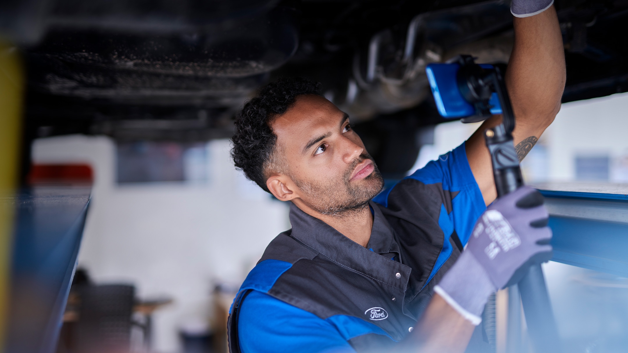 Ein Ford Mechaniker führt den Ford Video Check während des Services durch. 