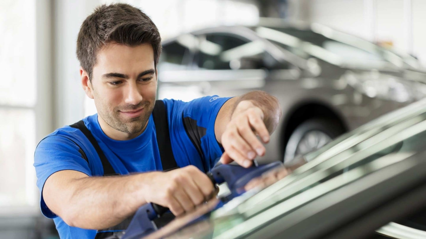 Ford Service Mitarbeiter repariert Windschutzscheibe