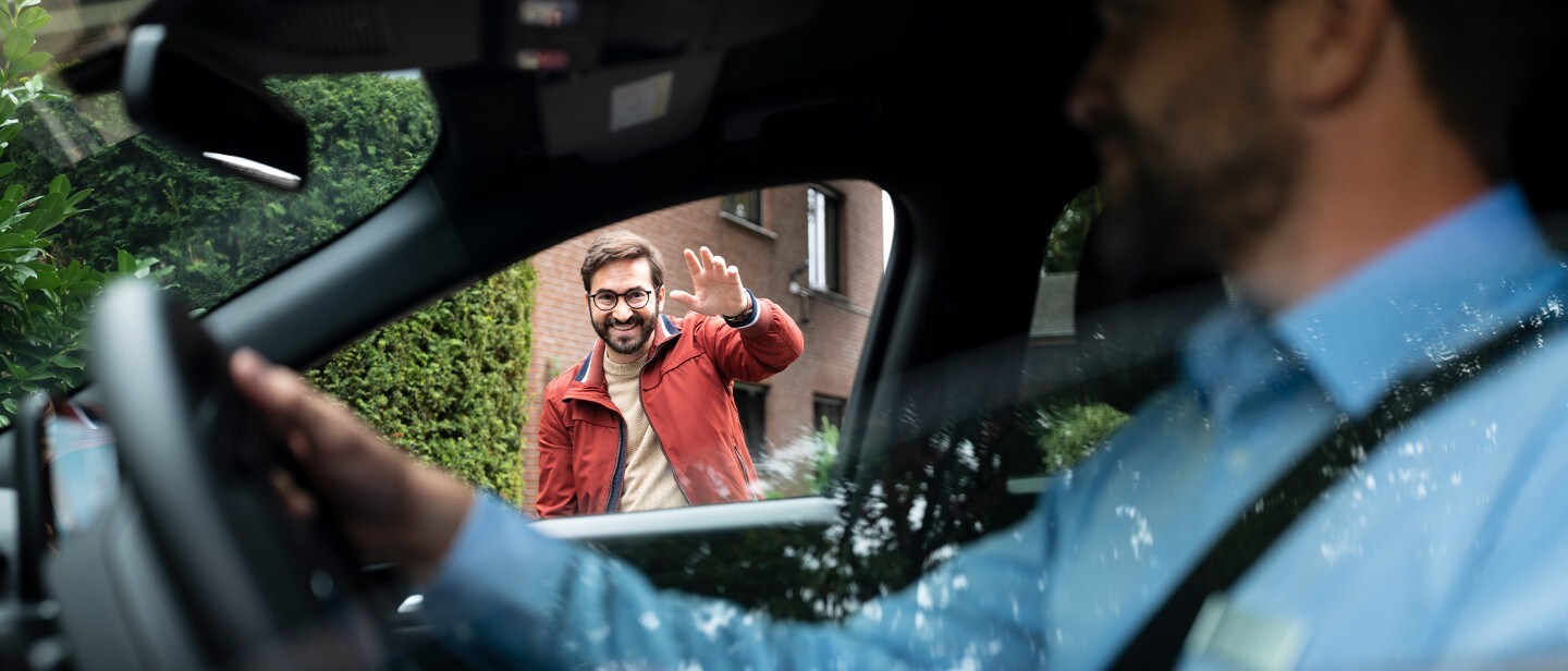 Ford Servicetechniker, der im Fahrzeug eine Maske trägt