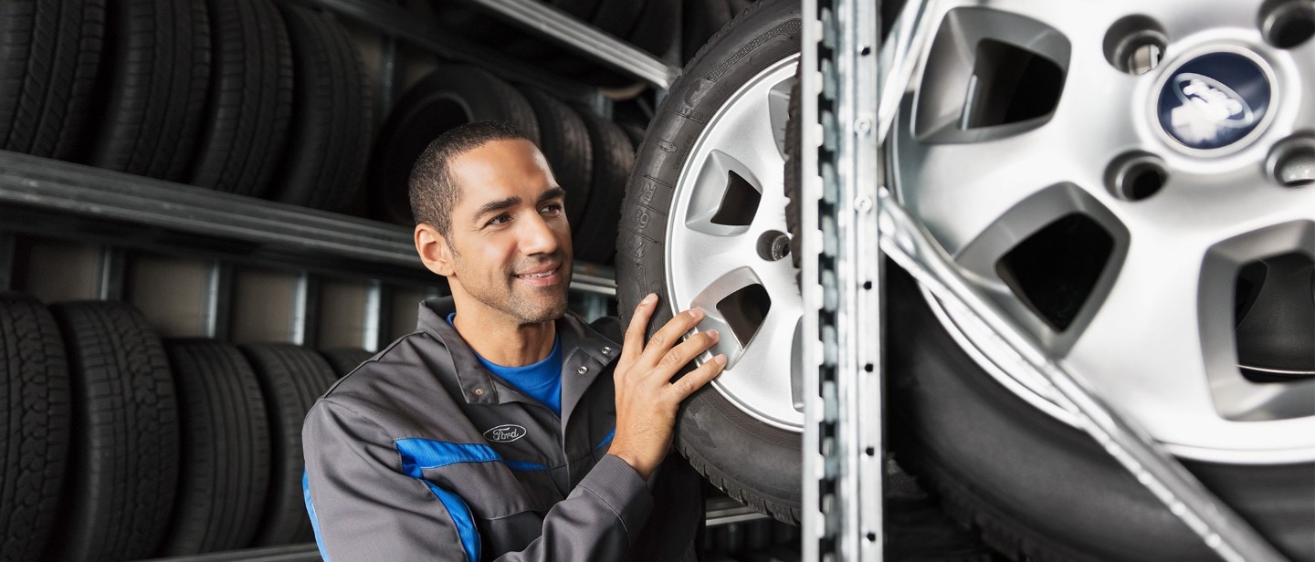 Ford Servicetechniker, Inspektion der Reifen