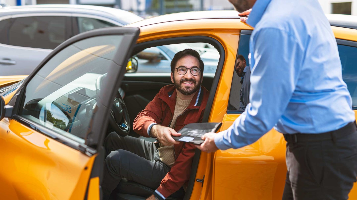 Arbeitgeber übergibt Ford Schlüssel an Kunden