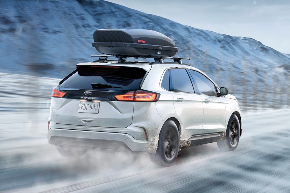 weißer Ford Edge auf der vereisten Straße