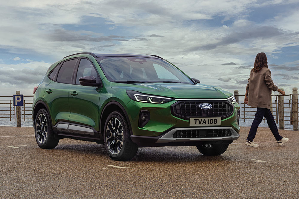 Mann, der an einem Ford Kuga vorbeigeht