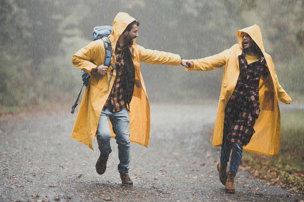 Glückliches Ford Paar, das bei Regen spazieren geht