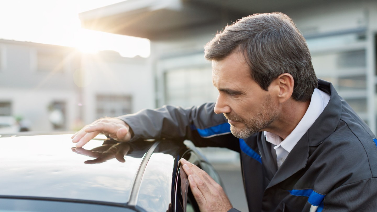 Ford Service Mitarbeiter beim Pflegen eines Fahrzeugs  