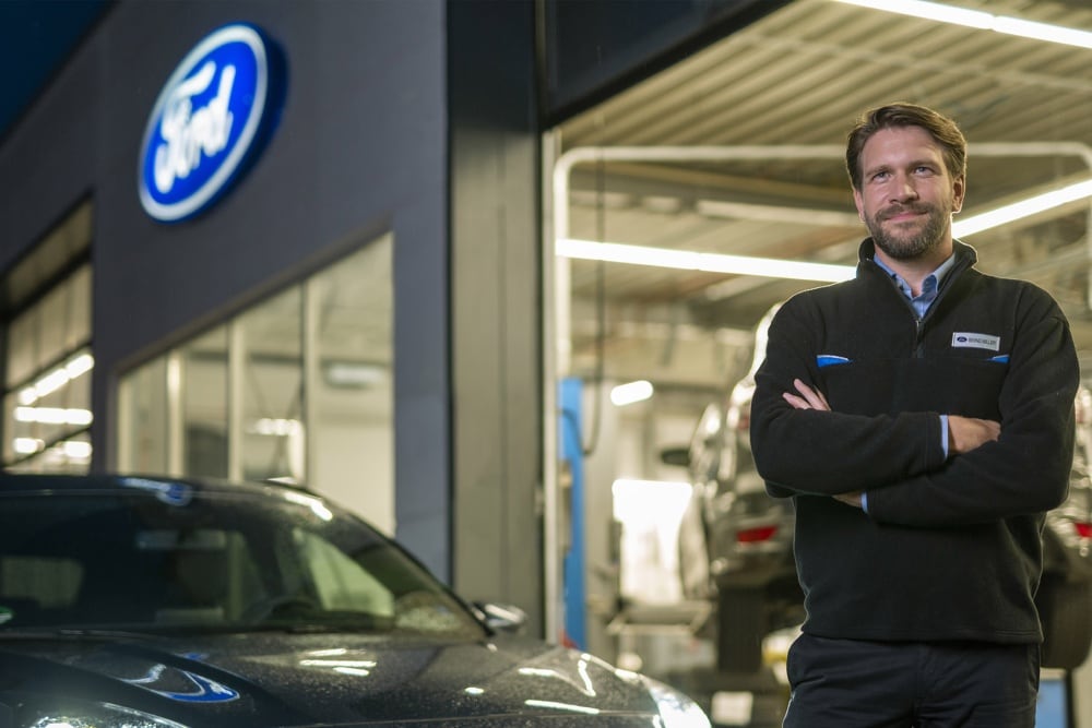 Techniker vor der Ford Werkstatt