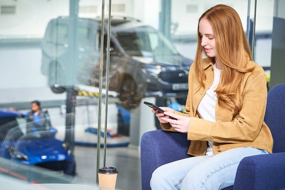 Ford Servicetechniker, der Radschrauben festzieht
