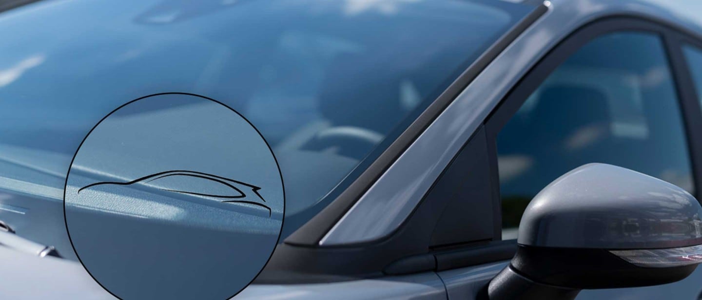 Nahaufnahme einer originalen Ford Fahrzeugwindschutzscheibe und eines Seitenspiegels.