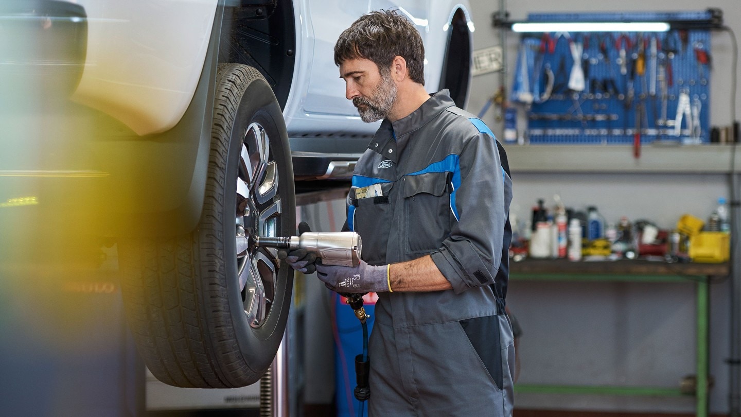 Ford Service engineer, tightening wheel bolts