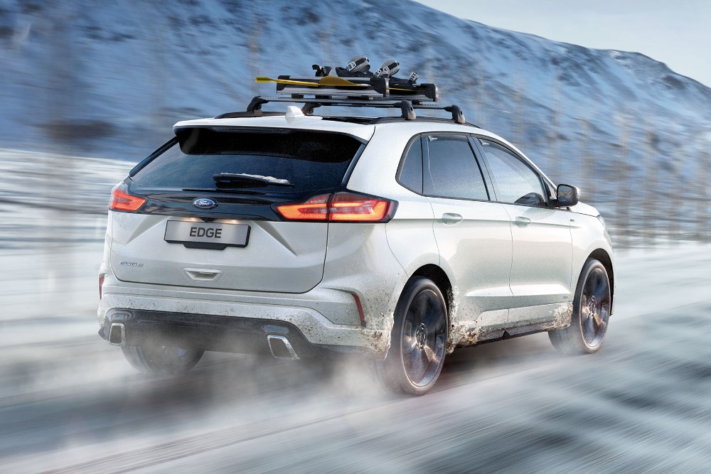 Weißer Ford Edge, Fahrt auf vereisten Straßen