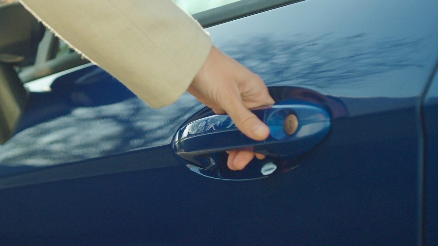 Ford EcoSport in blau. Detailansicht des Türgriffs