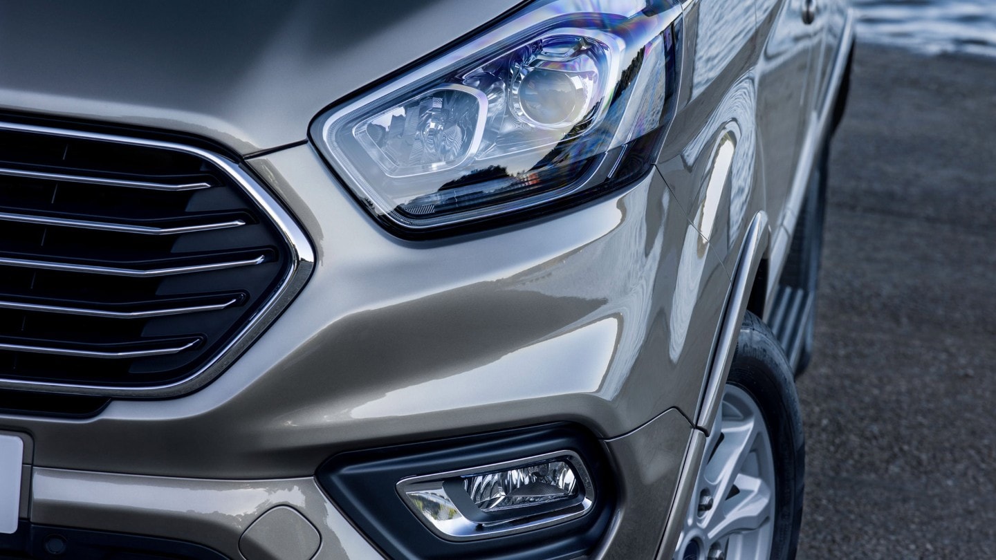 Ford Tourneo Custom Grau Scheinwerfer im Detail